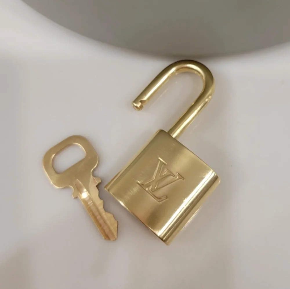 💯 Authentic Padlock and Key Louis Vuitton Gold Brass